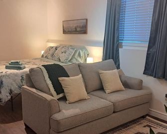Charming apartment • Walk to Beach & Marina • Spacious Bedroom - Wheatley - Living room