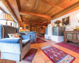 Apartment 'Zillertal Arena 4er' with Mountain View, Balcony and Wi-Fi - Zell am Ziller - Wohnzimmer