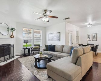 TCH - Spacious 5bd/3ba home in Celina w/ Workspace - Celina - Living room
