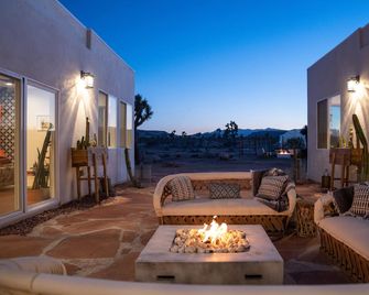 Unique Joshua Tree Eclectic Hacienda, Private Fenced 9 acres + Dog Friendly - Yucca Valley - Terasa