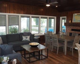 Lorlee - A Large And Luxurious Lakefront Cottage! - Dowagiac - Sala de estar