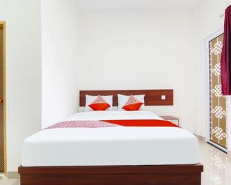 OYO 91301 Lewis Dc Guesthouse - Dumai - Bedroom