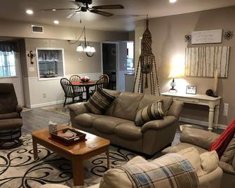 Spacious handicapped accessible peaceful grotto in the enchanted forest. - Russellville - Living room