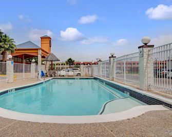 Super 8 by Wyndham Galveston - Galveston - Piscine