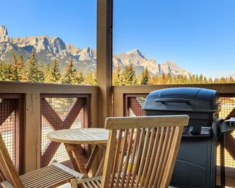 Bluebird - Spacious Luxury Shared Rooftop Hot Tub - Canmore - Balcony