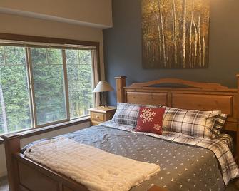 Townhouse backing onto the skating loop - Hedley - Bedroom