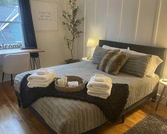 A loft retreat on a private street within walking distance to downtown! - Huntsville - Schlafzimmer