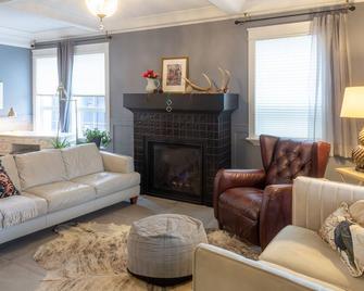 The whole villa is yours to enjoy pool - hottub too! - Lethbridge - Stue