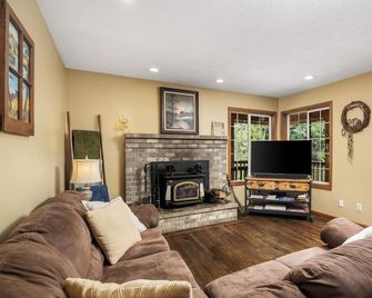 Rocky River is a Spacious 5-bedroom house in wonderful Longview with WiFi, AC - Longview - Sala de estar