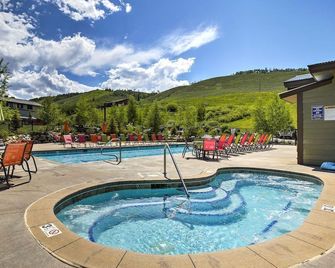 Mountainside Ski-In/Ski-Out Newly Updated 3 Br Condo 3 Full Bath, Pool, Hot Tub - Granby - Piscina
