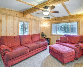 Island Park Vacation Rental ~ 31 Mi to Yellowstone - Island Park - Pokój dzienny