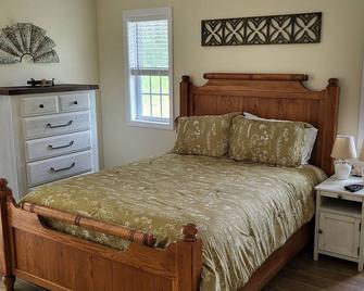 RiverView Cabin 2 Bedroom/1 Bath, Deck w/Hot Tub & Beautiful View/Fire Pit/Grill - Independence - Bedroom
