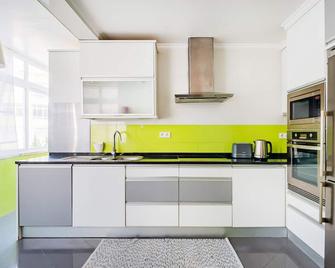 Santo Amaro Beach Family Stays - Oeiras - Kitchen