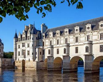 Beautiful private villa for 3 people with WIFI, TV, pets allowed and parking - Chissay-en-Touraine