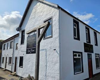 Fyne Rooms Bute - sleeps 2 guests in 1 bedroom - Tighnabruaich - Gebouw