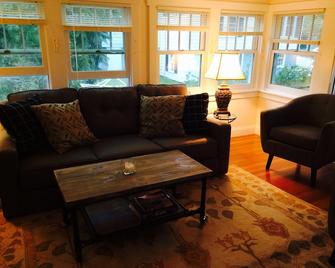 Beautifully renovated Carriage House apt within a tree-house like setting. - Burlington - Living room