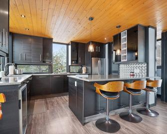 Modern 4 bd, 3 bath Cottage on Boshkung Lake, Haliburton - Algonquin Highlands