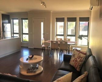Apartment on Hunt Street Yarrawonga - Yarrawonga - Dining room