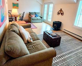 Stowe Village Hideaway︎Seasonal Rental︎Summr/Ski22-23︎Walk Evrywhre+Ski Shutl - Stowe - Living room