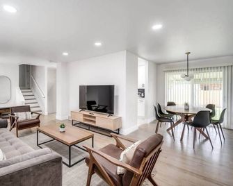 @ Marbella - Modern 4-br Retreat Chef's Kitchen - Arvada - Вітальня