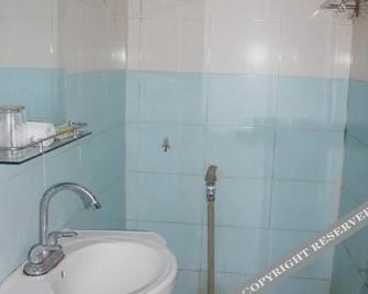 Dongnan Hotel - Xishuangbanna - Bathroom