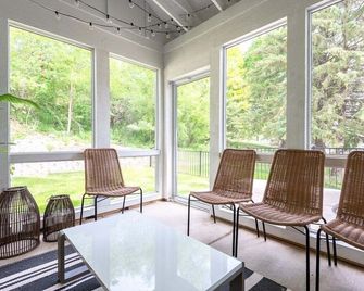 West End Escape |Screened-In Porch |Private Balconies |Lake View |Walking Distance to Public Beach - Fontana-On-Geneva Lake - Living room