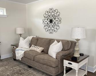 Cozy Cottage in the heart of Louisville, NE - Louisville - Living room