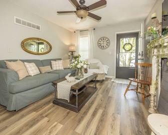 The Cozy Stay In Parkville - Parkville - Living room
