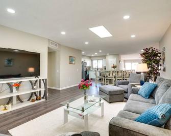 Sun City West Home in 55 and Community Near Golf - Sun City West - Living room