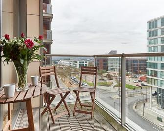 Two Bedroom Serviced Apartment in Vizion, Central Milton Keynes - Milton Keynes - Balcony
