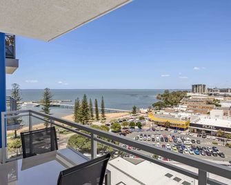 Seaside Escape with Pool, Balcony and Views - Redcliffe - Balcón
