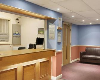 Days Inn by Wyndham Tewkesbury Strensham - Tewkesbury - Front desk