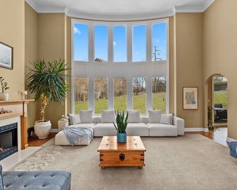 Large group getaway with endless entertainment for all ages! - Collegeville - Living room