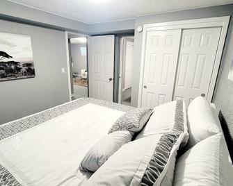 Walk to restaurants, shops, bars, parks, & more! Ideal for shows at Red Rocks! - Golden - Bedroom
