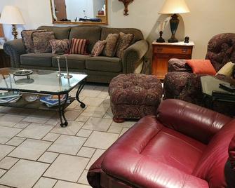 Charming 1-bedroom house with AC, WiFi in adorable Odessa centrally located. - Odessa - Living room