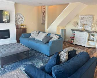 Family Lake Oasis: Enough space for the entire family! - Forest Lake - Living room