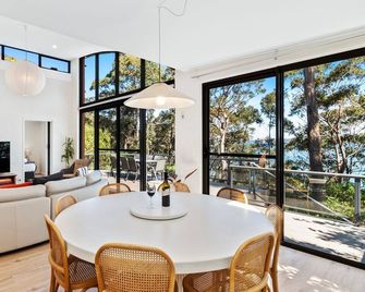 Northcove Road Clifftop Living - Batehaven - Yemek odası