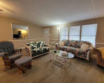 The Restored Haven - come inside & rest your soul! - Live Oak - Huiskamer