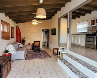 Casa Surf - Beachfront Living - Ensenada - Olohuone