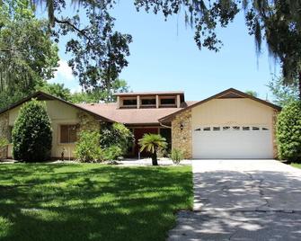 3 Bed 2 Bath Amazing Lakeview , Jacuzzi Bath Tub - Oviedo - Building