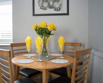 Host & Stay - Lavender Cottage - Bamburgh - Dining room