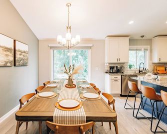 Fall Twin Cities Suburban Retreat: 4br With Game Room & Big Yard Near Nsc & Tpc - Blaine - Comedor