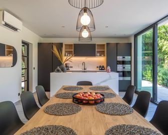 Luxury villa with pool & sauna Kortrijk - Kortrijk - Dining room