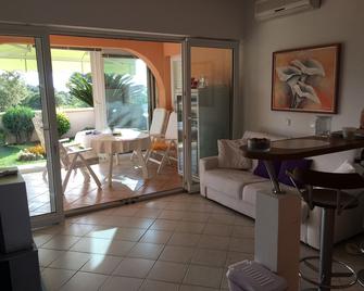 Exclusive Apartment near the Beach,Zrce,Sea View,Garden with Barbecue,Parking - Gajac - Living room