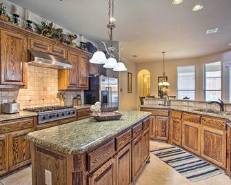 4 Mi to Grapevine Lake Texas Home with Media Room - Flower Mound - Kitchen