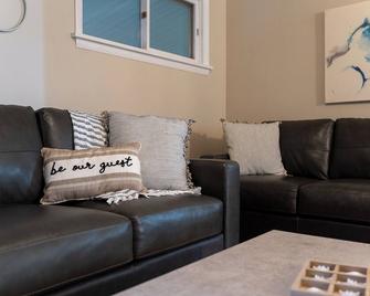 Cozy cottage with Lake Erie access - Ashtabula - Sala de estar