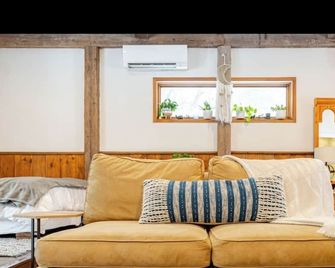 Forest Nature Retreat with Woodstove and near Durham trails and Thermea Spa - Uxbridge - Living room