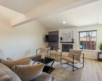 Cozy 2-bedroom townhome in lovely Oklahoma City with WiFi, lake, restaurants. - Oklahoma City - Living room