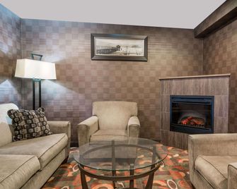 Baymont by Wyndham Eau Claire WI - Eau Claire - Living room