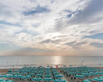 Hotel Saint Tropez - Pineto - Pláž